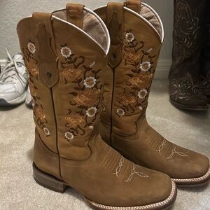 Women’s Brown Boots 🧡
